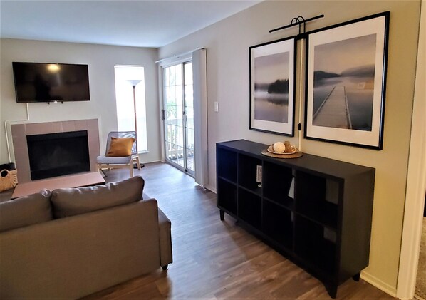 Smart TV, fireplace, Netflix, Hulu