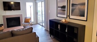 2 BR W/ Washer Dryer, Fireplace, Close To It All, Monthly Stays Welcome