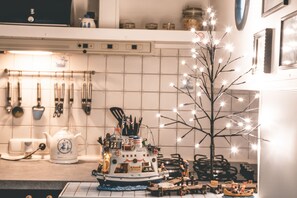 Kühlschrank, Herdplatte, Wasserkocher mit Kaffee-/Teezubehör