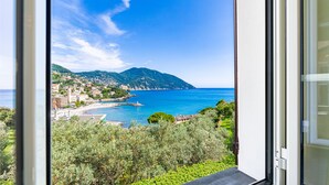A coastal town with a view of the sea and mountains. - Villa Baia Blu 12, Emma Villas (Recco)