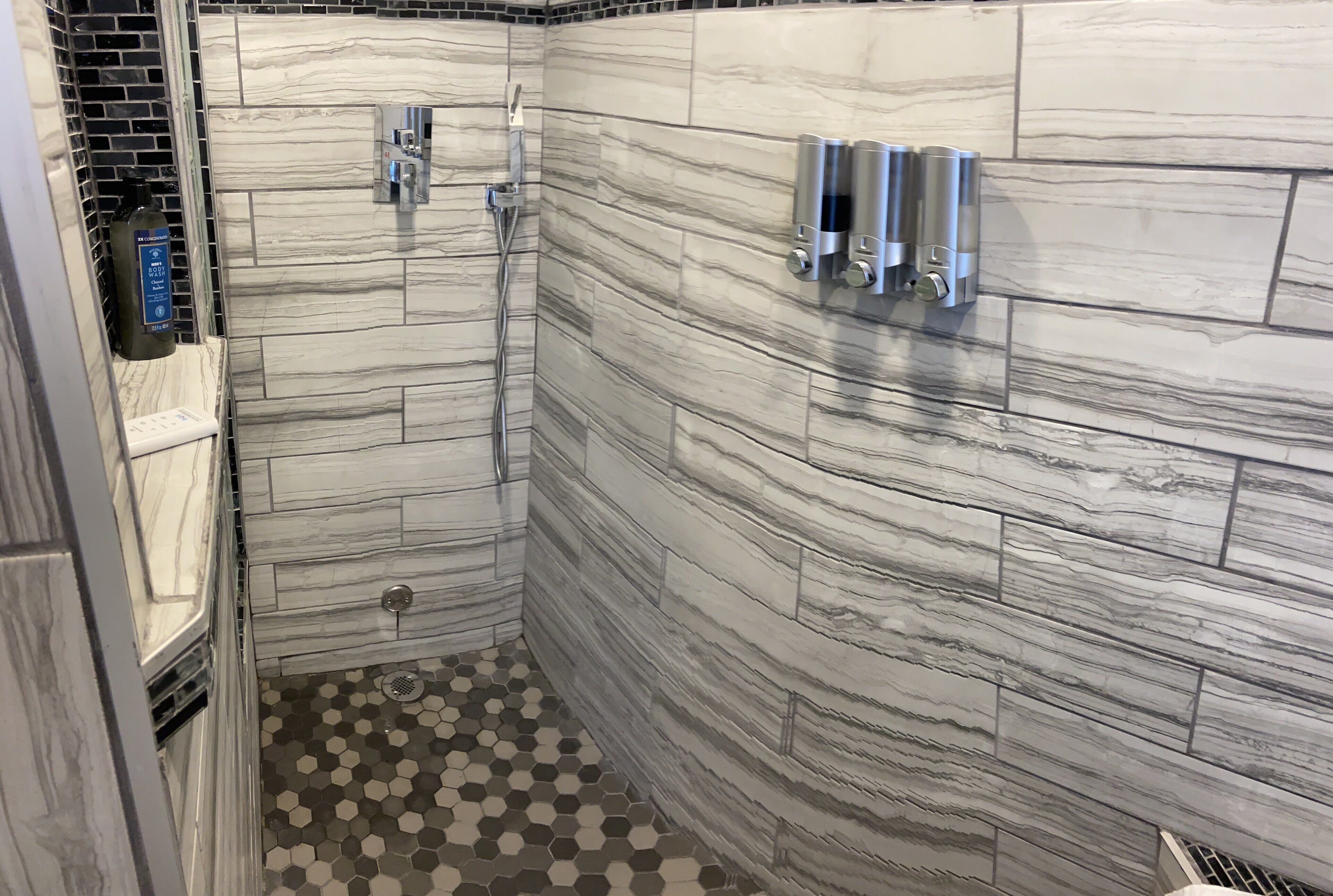 Douche, sèche-cheveux, serviettes fournies, savon