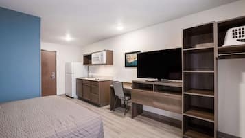 Habitación estándar, 1 cama Queen size, para no fumadores | Escritorio, espacio para trabajar con laptop y cortinas blackout