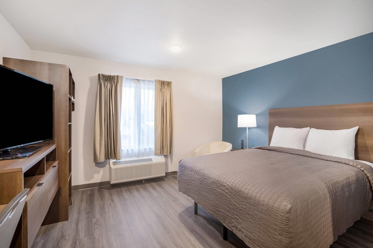 Queen Suite w/ Dishwasher (Dishes/Cookware Included) | Desk, laptop workspace, blackout drapes, iron/ironing board (on request)