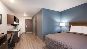 Escritorio, espacio para trabajar con laptop y cortinas blackout