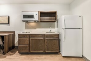 Fridge, microwave, stovetop - WoodSpring Suites Charlotte - University Research Park (Charlotte)
