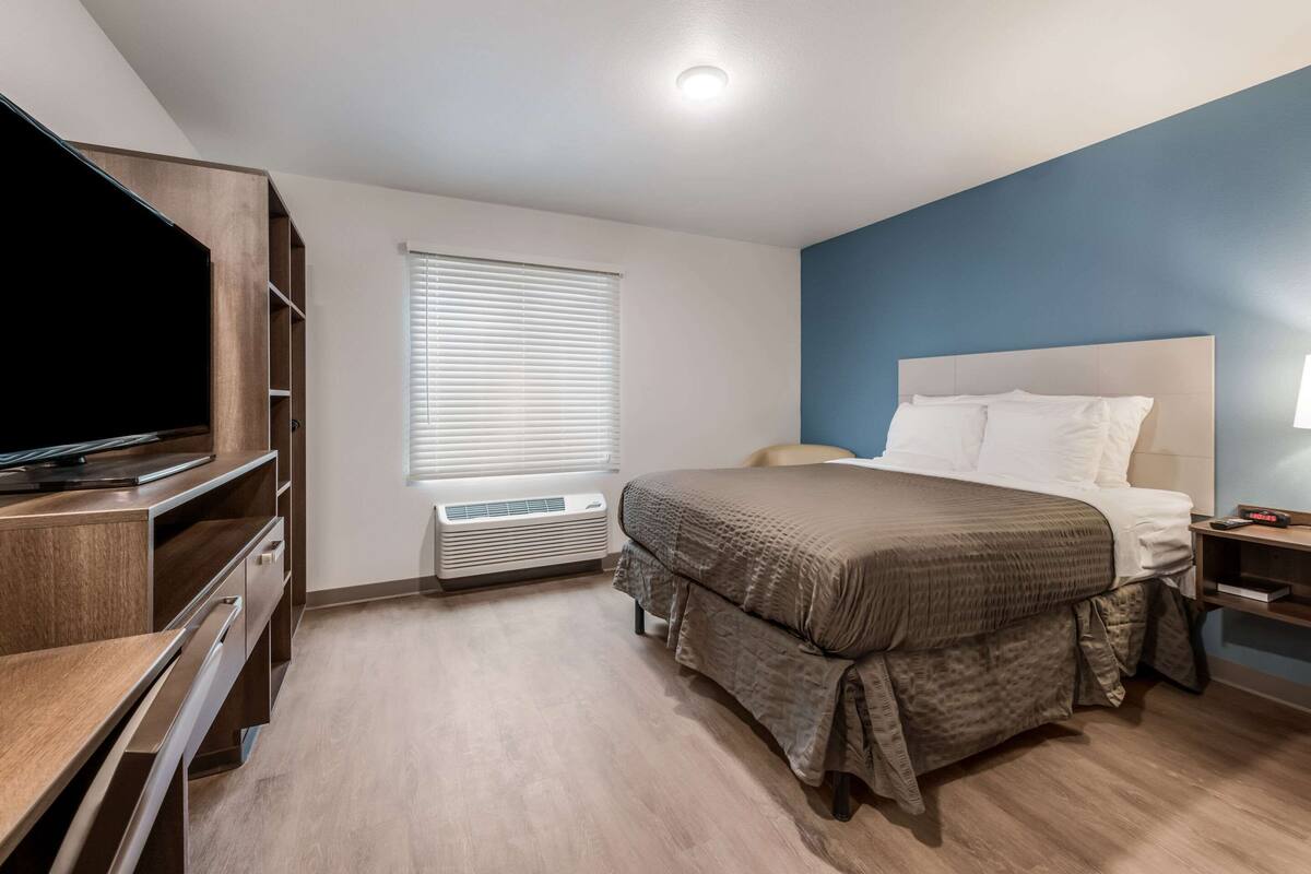 Suite – basic, 1 queensize-seng, ikke-røyk | Skrivebord, skrivebord for bærbar PC og strykejern/-brett