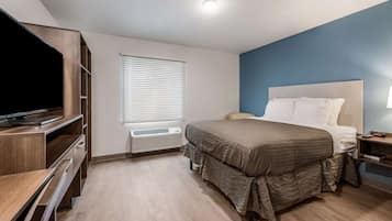 Suíte básica, 1 cama Queen, para não fumantes | Escrivaninha, espaço de trabalho para notebook