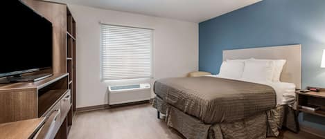 Desk, laptop workspace, iron/ironing board, free WiFi