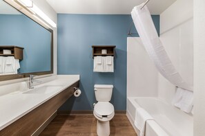 Kombinert dusj/badekar, håndklær, såpe og toalettpapir
