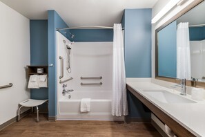 Habitación básica, 2 camas Queen size, tina para personas con discapacidad (Accessible Tub) | Baño | Tina con regadera, toallas, jabón, papel de baño