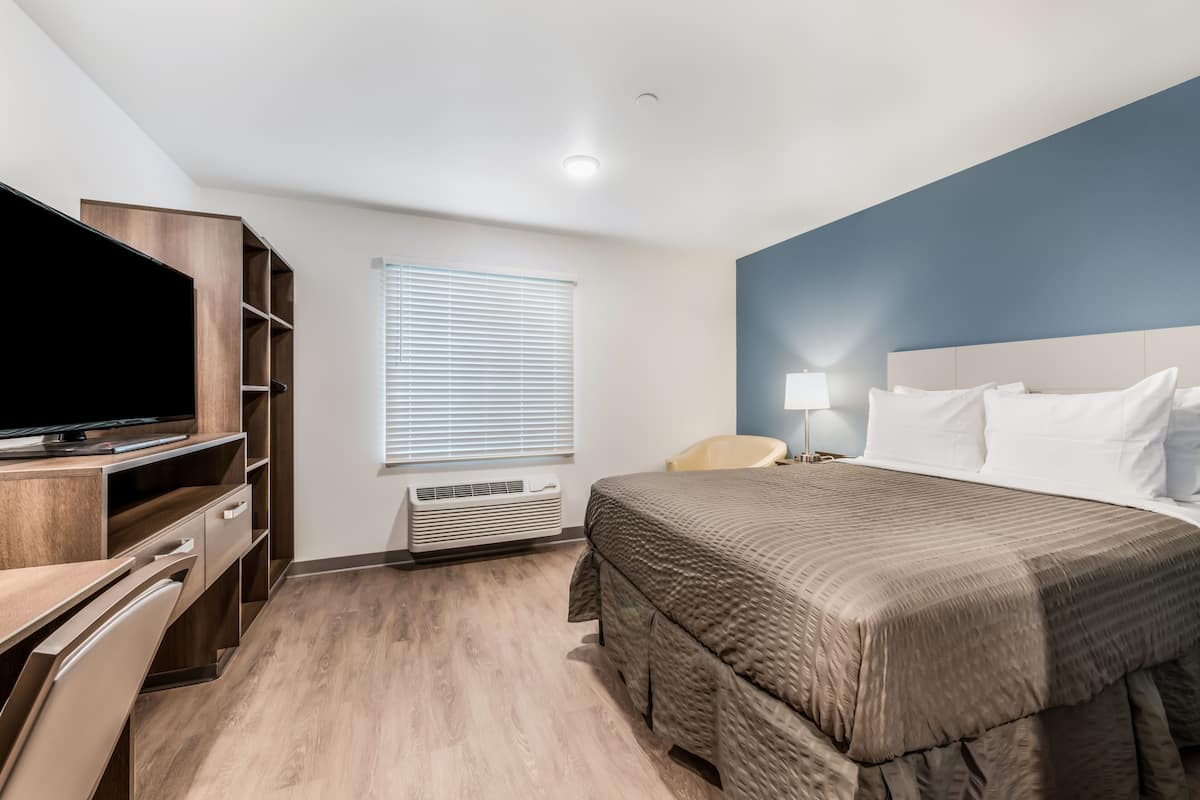Desk, laptop workspace, iron/ironing board, free WiFi