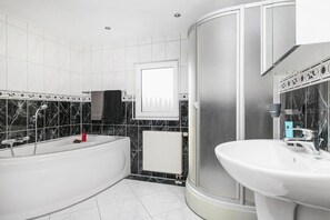 Baignoire, sèche-cheveux, serviettes fournies, papier toilette