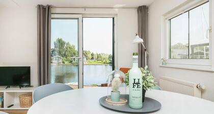 Picturesque holiday home with garden on open waters