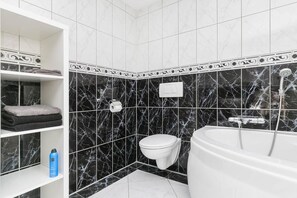 Baignoire, séchoir à cheveux, serviettes fournies, papier de toilette