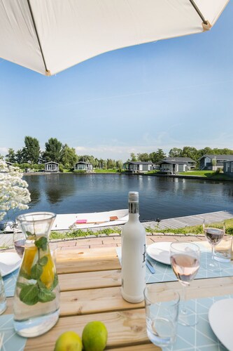 Picturesque holiday home with garden on open waters