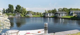 Picturesque holiday home with garden on open waters