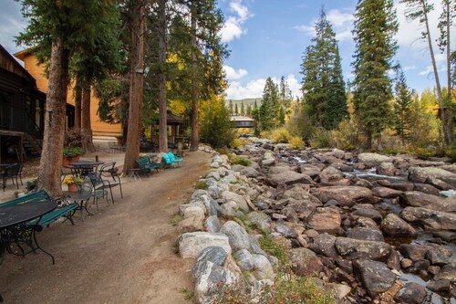 Riverfront condo #3 w/patio, 1block 2 town,King bed,Wifi,20 min ski Granby Ranch