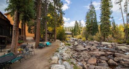 Riverfront condo #3 w/patio, 1block 2 town,King bed,Wifi,20 min ski Granby Ranch