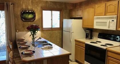 Riverfront condo #3 w/patio, 1block 2 town,King bed,Wifi,20 min ski Granby Rnch