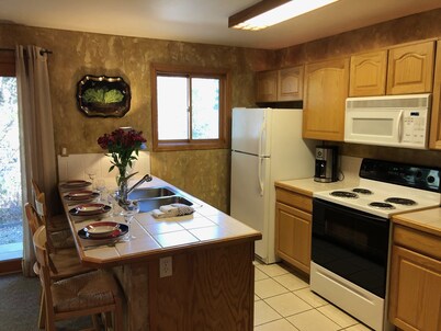 Riverfront condo #3 w/patio, 1block 2 town,King bed,Wifi,20 min ski Granby Rnch