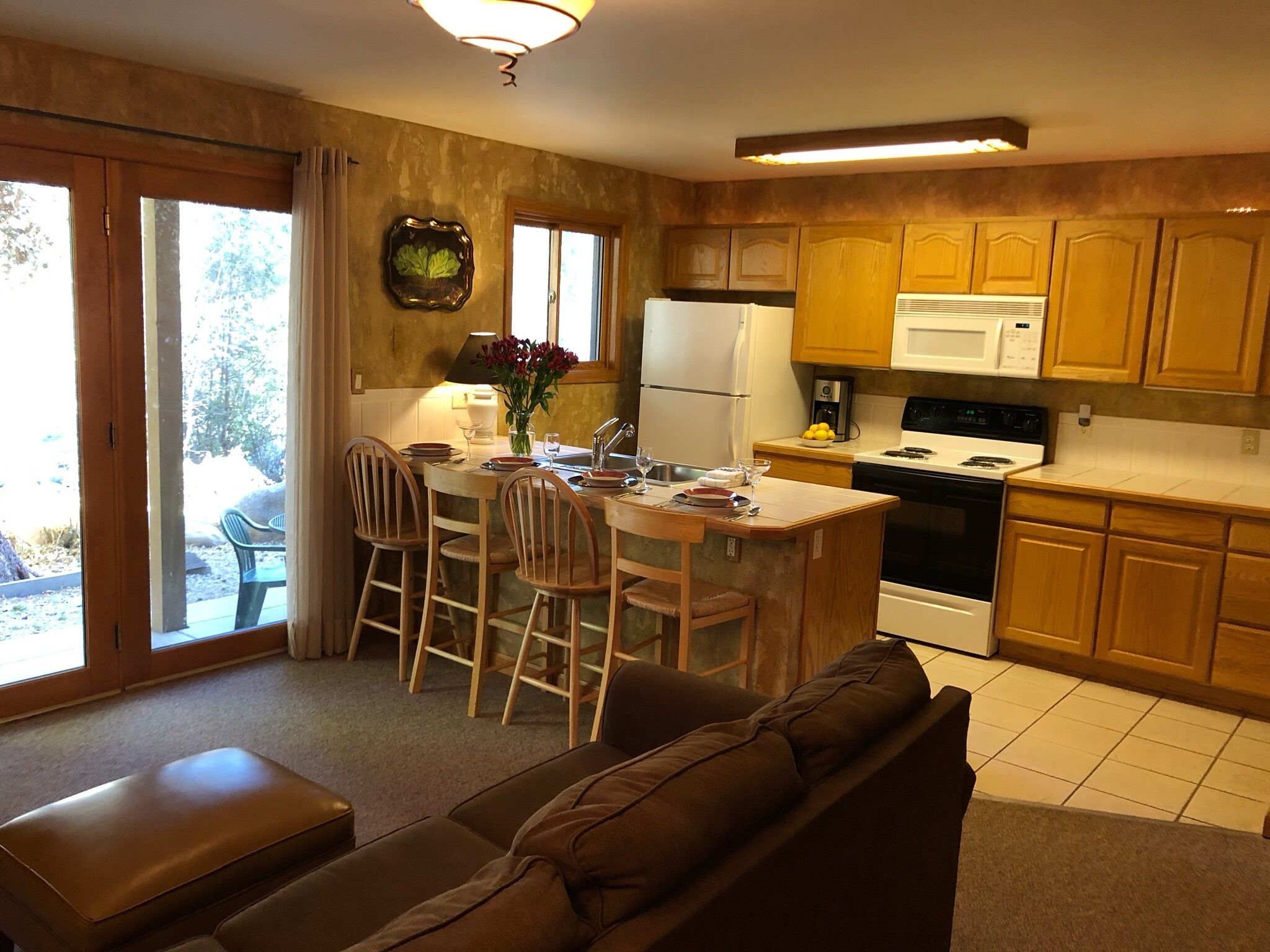 Riverfront condo #3 w/patio, 1block 2 town,King bed,Wifi,20 min ski granby