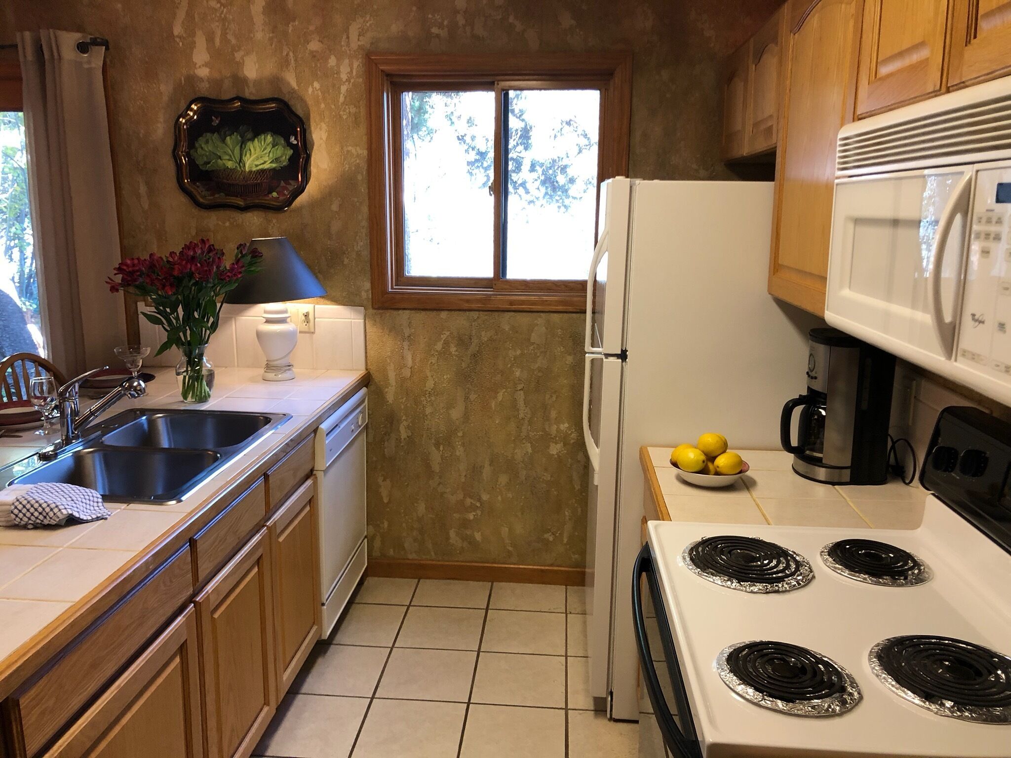 Riverfront condo #3 w/patio, 1block 2 town,King bed,Wifi,20 min ski granby