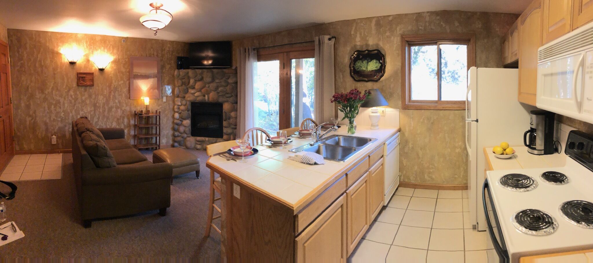 Riverfront condo #3 w/patio, 1block 2 town,King bed,Wifi,20 min ski granby