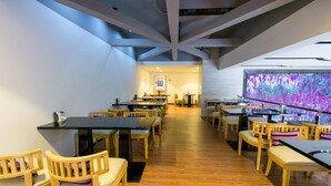 A modern interior with wooden tables and chairs arranged in a spacious room. - Lavande Hotel Chengdu Shuangliu International Airport (Chengdu)