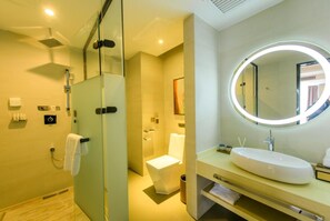 A modern bathroom with a glass shower enclosure, a toilet, a sink with a round mirror, and a towel rack. - Lavande Hotel Chengdu Shuangliu International Airport (Chengdu)