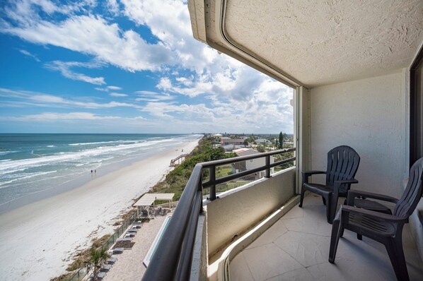 Een balkon met uitzicht op het strand en de oceaan.