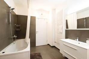 Bathtub, hair dryer, towels, soap - Sea view, spacious Apartment Archipelago A1 (Šibenik)