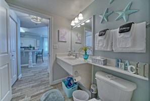 Duschwanne, Haartrockner, Bidet, Handtücher