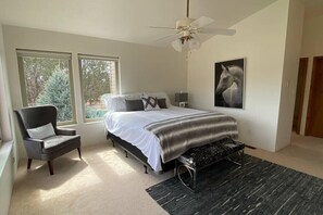 4 slaapkamers, een strijkplank/strijkijzer, reisbedje, gratis wifi