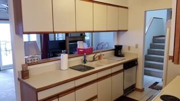 Geladeira, micro-ondas, fogão, cooktop