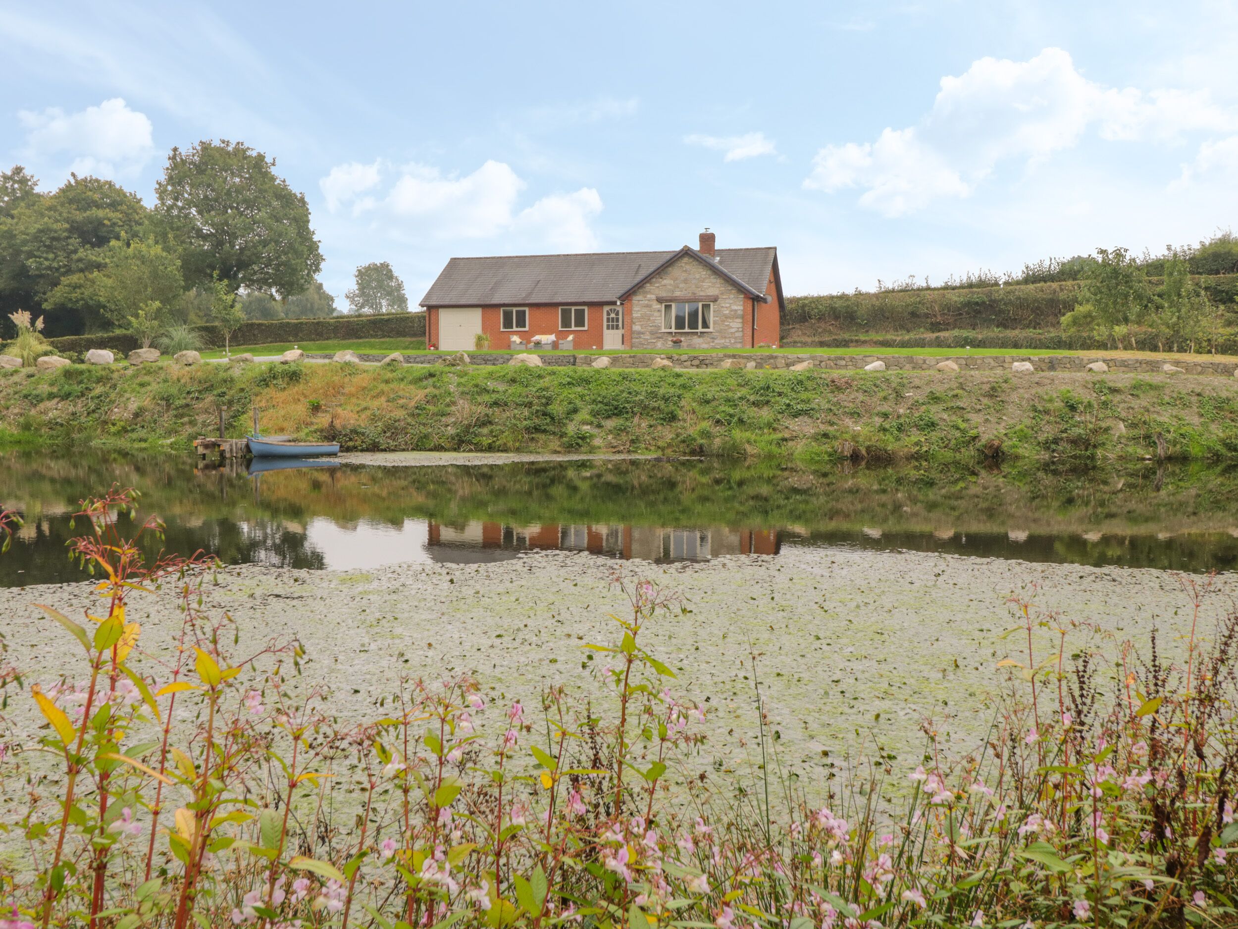 HENDRE, family friendly, with open fire in Penybontfawr