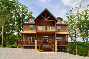 Exterior - 11 Miles to Gatlinburg! Indoor Heated Pool/Theater Room/Hot Tub/ DISCOUNTS! (Sevierville)
