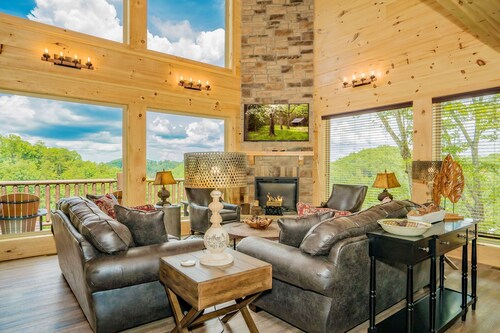 11 Miles to Gatlinburg! Indoor Heated Pool/Theater Room/Hot Tub/ DISCOUNTS!