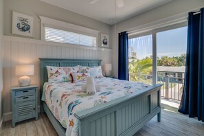 4 bedrooms, iron/ironing board, free WiFi, bed sheets - EV Charger, Portside Paradise by SeaBreeze Vacation (Holmes Beach)