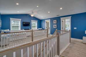 4 bedrooms, iron/ironing board, free WiFi, bed sheets - EV Charger, Portside Paradise by SeaBreeze Vacation (Holmes Beach)