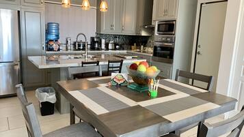 Réfrigérateur, micro-ondes, plaque de cuisson, cafetiÚre/bouilloire