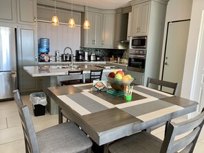 冷蔵庫、電子レンジ、コンロ、コーヒー / ティーメーカー