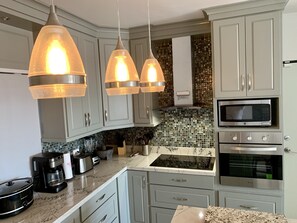 冷蔵庫、電子レンジ、コンロ、コーヒー / ティーメーカー