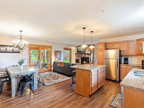 Cabin Retreat Steps from Gull Lake