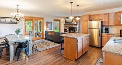 Cabin Retreat Steps from Gull Lake