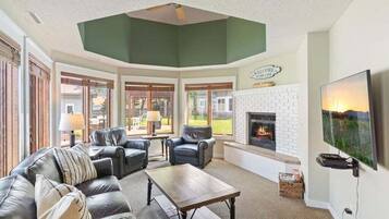 Télévision, cheminée