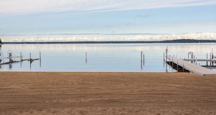 Lakeside Comfort in the Heart of Gull Lake, Beach Access, Boat Rentals