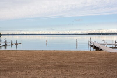 Lakeside Comfort in the Heart of Gull Lake, Beach Access, Boat Rentals