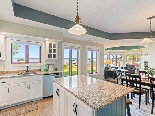 Bright Lakefront Getaway, steps from sandy Gull Lake beach