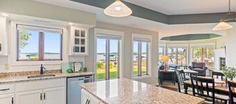 Bright Lakefront Getaway, steps from sandy Gull Lake beach