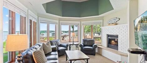 Televisión y chimenea